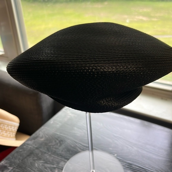 Black hat with bow adornment - Picture 1 of 6